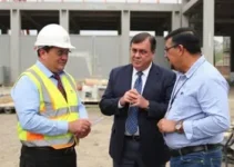 Prefeito vistoria montagem das salas da Fatec de Suzano durante fase final de obras