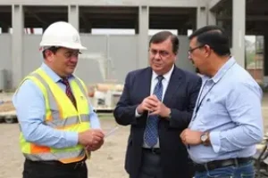 Prefeito vistoria montagem das salas da Fatec de Suzano durante fase final de obras