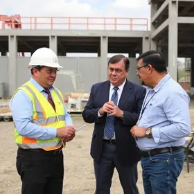 Prefeito vistoria montagem das salas da Fatec de Suzano durante fase final de obras
